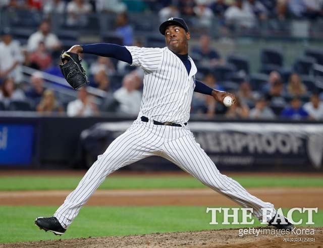 채프먼, 105마일 광속구! 채프먼이 볼티모어와 경기에서 105마일 강속구를 뿌리며 시즌 19세이브째를 거뒀다. 18일 보스턴 레드삭스전에서 공을 던지는 채프먼. /뉴욕=게티이미지