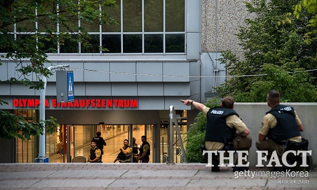 22일(현지 시각) 독일 바이에른 주 뮌헨 시내의 올림피아쇼핑센터에서 테러로 의심되는 총기 난사 사건이 일어났다./게티이미지