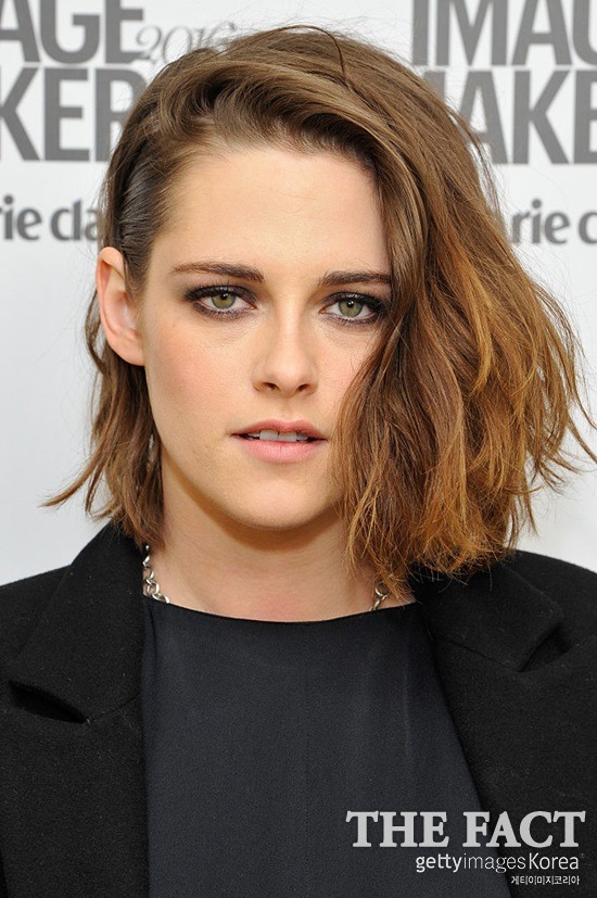 동성 연애를 인정한 크리스틴 스튜어트. 미국 배우 크리스틴 스튜어트가 잡지 엘르와 인터뷰에서 동성 연인 알리샤 카길을 인정했다. /캘리포니아(미국)=게티이미지