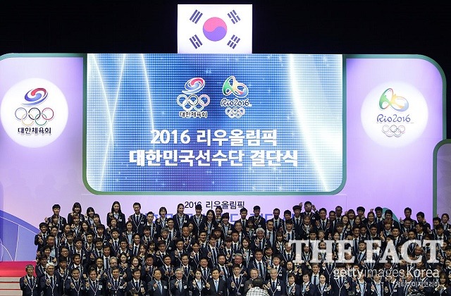 리우올림픽 개막식 리우올림픽 개막식이 6일 오전 8시에 시작하는 가운데 한국 선수단은 알파벳 순서에 따라 52번째에 입장한다. 지난달 19일 올림픽홀에서 열린 결단식에서 포즈를 취하고 있는 한국 선수단. / 서울 = 게티미이지