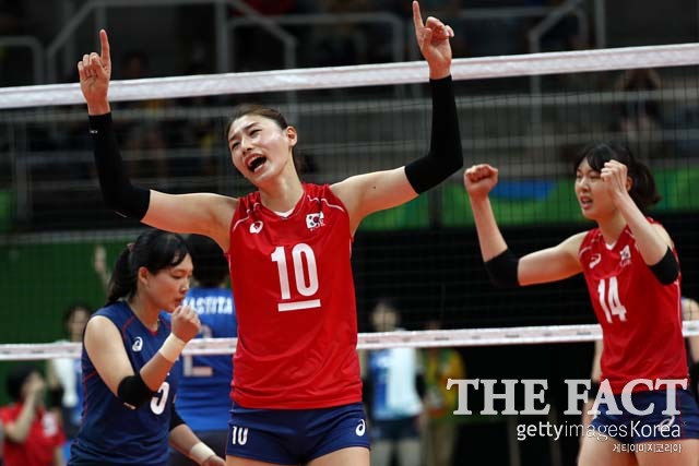 김연경, 30점 폭발! 김연경(가운데)이 일본과 경기에서 공격에 성공한 뒤 포효하고 있다. /마라카낭지뉴(브라질)=게티이미지
