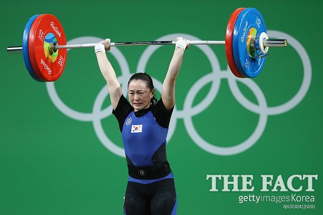 윤진희 동메달! 윤진희가 8일 브라질의 리오센트로에서 열린 2016 리우올림픽 여자 역도 53kg급 결선에서 인상·용상 합계 199kg으로 동메달을 차지했다. / 리우데자네이루(브라질) = 게티이미지