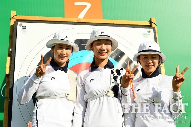 여자 양궁 8연패! 장혜진, 최미선, 기보배로 구성된 여자 양궁 대표팀이 8일 브라질 리우데자네이루의 삼보드로모 경기장에서 열린 2016 리우올림픽 여자 양궁 단체전 결승에서 러시아를 5-1로 꺾고 금메달을 차지했다. / 리우데자네이루(브라질) = 게티이미지