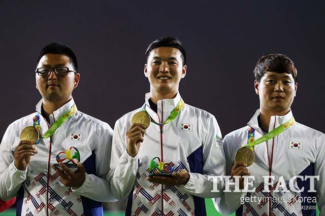 퍼펙트 금메달! 김우진, 구본찬, 이승윤(왼쪽부터)으로 구성된 한국 남자 양궁 대표팀이 7일 열린 2016 리우올림픽 양궁 남자 단제전 결승에서 미국을 제치고 금메달을 목에 걸었다. 시상식에서 포즈를 취하고 있는 한국 남자대표팀. / 리우데자네이루=게티이미지