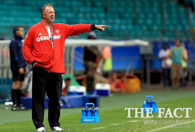 흐루베시 감독, 안도의 한숨! 독일 올림픽대표팀의 흐루베시 감독이 한국과 무승부를 기록한 뒤 여전히 8강 진출 희망이 살아있다고 강조했다. 멕시코와 1차전에서 독일을 지휘하고 있는 흐루베시 감독. /사우바도르(브라질)=게티이미지