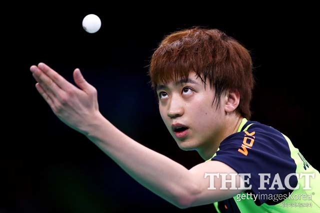 정영식, 마롱에게 역전패! 정영식이 남자단식 16강전에서 마롱에 세트 스코어 2-4로 졌다. 1회전 경기에서 서브를 넣고 있는 정영식/리우데자네이루=게티이미지