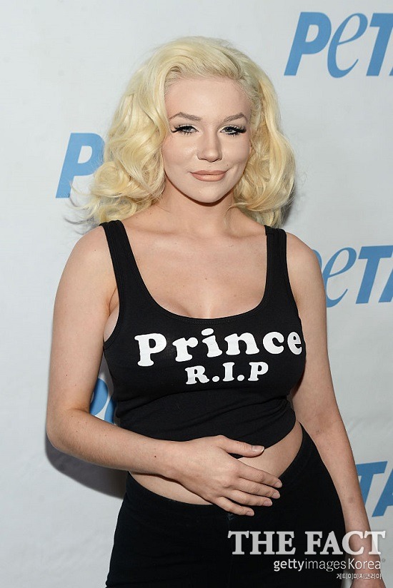 유산의 아픔을 겪고 있는 가수 코트니 스터든. 가수 코트니 스터든이 지난 7일 밤 유산한 아이를 기리는 상징적인 행동으로 삭발을 진행했다. /로스앤젤레스(미국)=게티이미지