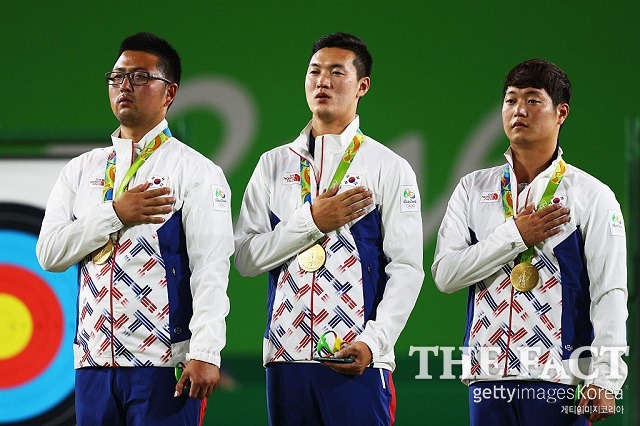 1위들의 수난! 김우진(왼쪽)이 9일 열린 2016 리우데자네이루 올림픽 남자양궁 개인전 32강전에서 인도네시아의 에가 아가타에게 패했다. / 게티이미지