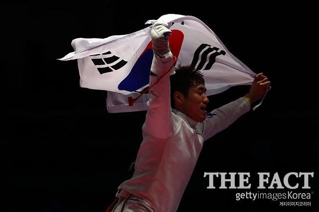 박상영 금메달! 박상영이 10일 열린 열린 리우올림픽 남자 펜싱 에페 개인전 결승에서 제자 임레를 상대로 짜릿한 역전극을 연출하며 금메달을 목에 걸었다. / 리우데자네이루 = 게티이미지