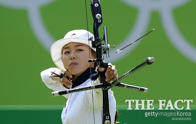 장혜진 16강행! 장혜진이 10일 열린 2016 리우데자네이루 올림픽 양궁 여자 개인전 32강전에서 리디아 시체니코바를 세트스코어 6-2로 꺾었다. / 리우데자네이루 = 게티이미지