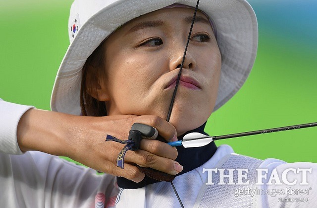 장혜진 금메달! 장혜진이 12일 열린 2016 리우데자네이루 올림픽 양궁 여자 개인전 결승전에서 리사 운루를 꺾고 금메달을 목에 걸었다. / 게티이미지