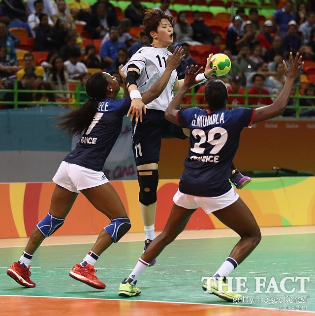 우생순 신화 다음으로! 한국이 13일 열린 2016 리우데자네이루 올림픽 핸드볼 여자 조별리그 B조 4차전 프랑스와 경기에서 17-21로 졌다. / 리우데자네이루 = 게티이미지