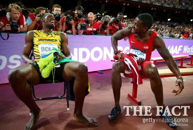 우사인 볼트 vs 게이틀린! 우사인 볼트(왼쪽)와 게이틀린이 100m 준결선 1,2위 기록으로 결선에 올랐다. 지난해 베이징육상선수권대회에 출전해 이야기를 나누고 있는 우사인 볼트와 게이틀린/베이징=게티이미지