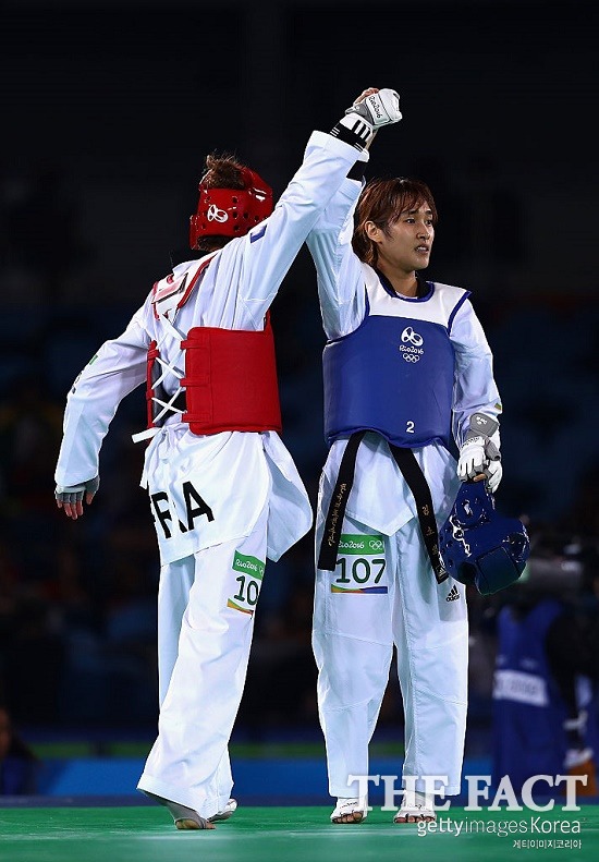 김소희 금메달! 김소희가 18일 리오카 아레나3에서 열린 2016 리우올림픽 여자 49kg급 결승전에서 보그다노비치를 물리치고 금메달을 목에 걸었다. / 리우데자네이루(브라질) = 게티이미지