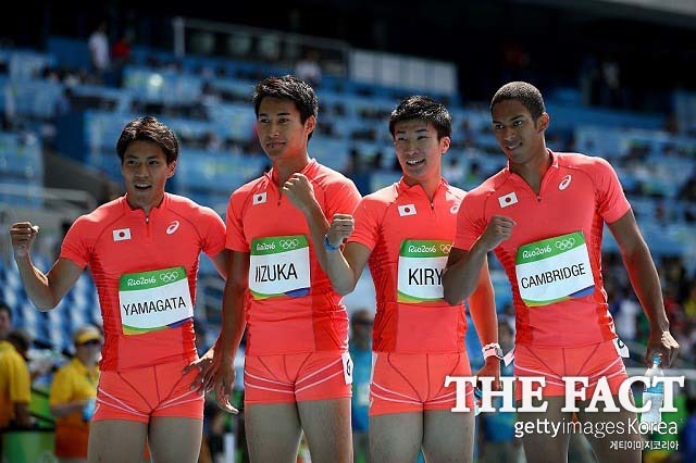 일본, 400m 계주 亞 신기록! 일본이 아시아 신기록을 세우면서 400m 은메달을 목에 걸었다! 400m 결선행을 확정지은 뒤 포즈를 취한 일본대표팀. /리우데자네이루=게티이미지