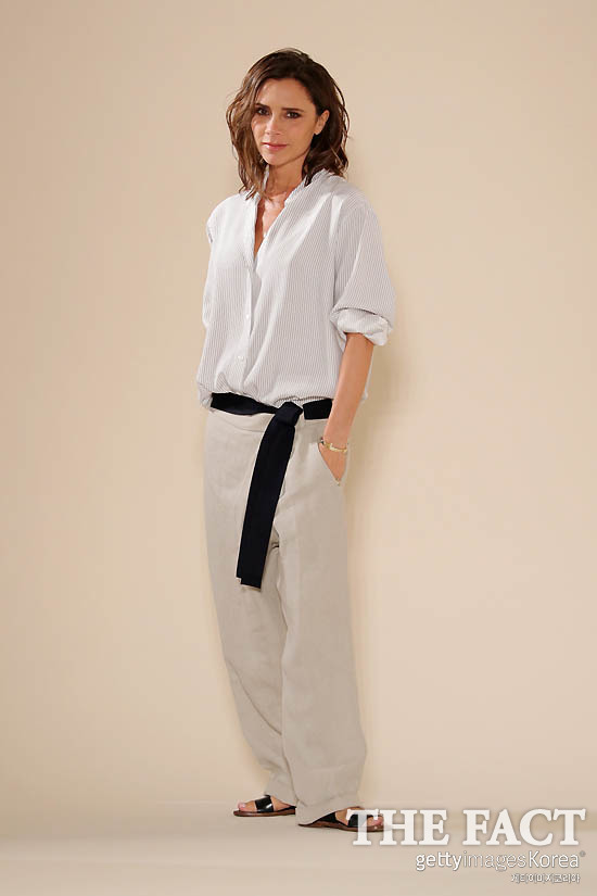 수수한 옷 차림의 빅토리아 베컴 뉴욕패션위크에서 자신의 브랜드를 선보이는 디자이너 빅토리아 베컴