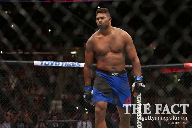 오브레임, 미오치치에게 패배! 오브레임(아래)이 UFC 203에서 미오치치에 패하면서 헤비급 타이틀 획득에 실패했다. 미오치치와 맞대결을 벌이는 오브레임. /클리블랜드(미국)=게티이미지