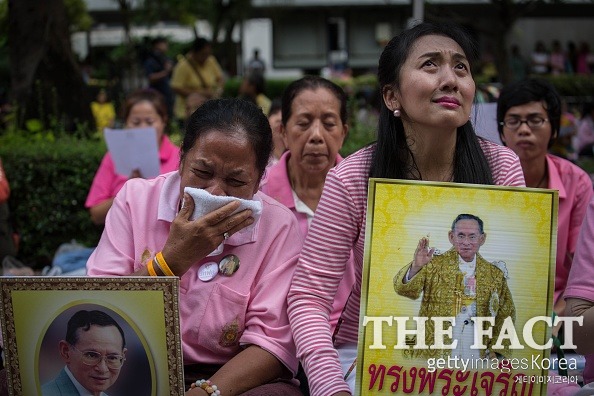 세계 최장 기간 재위한 푸미폰 국왕이 13일(현지 시각) 향년 88세로 서거했다. 태국 국민들이 푸미폰 국왕 사망에 거리로 나와 추모하고 있다. /게티이미지 제공