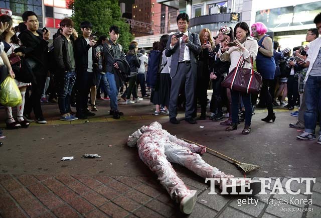 실제 상황이 아닙니다~! 도쿄 시부야 거리에는 미이라 복장을 한 사람이 누워 있다.