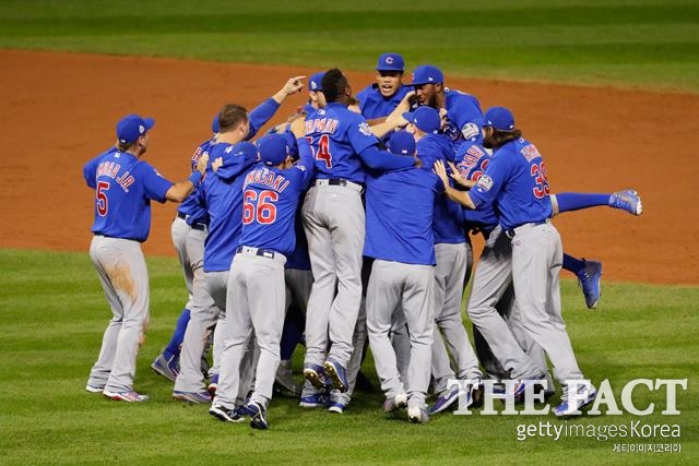 월드시리즈, 케네디 스코어로 마무리! 월드시리즈 7차전에서 시카고 컵스가 케네디 스코어로 클리블랜드를 꺾었다. 월드시리즈 우승을 확정지은 뒤 기뻐하는 컵스 선수들. /클리블랜드(미국)=게티이미지