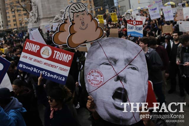 트럼프 미국 대통령 당선 반대 시위. 도널드 트럼프가 미국 대통령에 당선됐지만 미국 곳곳에서 반 트럼프 시위가 벌어지고 있다. / 게티이미지 제공