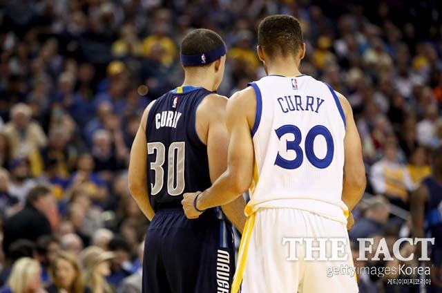 커리 vs 커리! 커리 형제(왼쪽-동생 세스 커리, 오른쪽-형 스테판 커리)가 맞대결을 펼쳤다. 닮은 외모에 등번호까지 30으로 똑같다. /게티이미지 제공