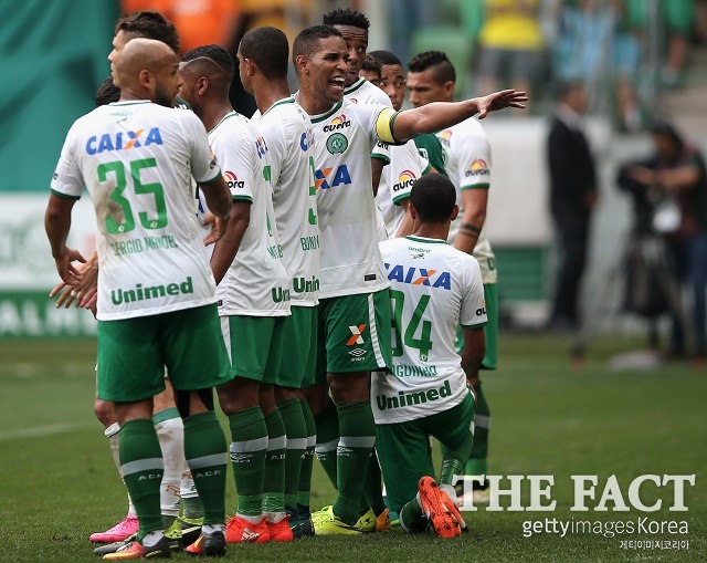 브라질 샤페코엔시 전세기 추락 브라질 축구팀 샤페코엔시 선수들이 탑승한 전세기가 콜롬비아 북서부에 추락했다 /게티이미지