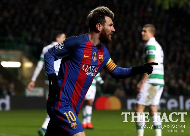 리오넬 메시, 챔피언스리그 출격! 바르셀로나의 리오넬 메시(가운데)가 7일 열리는 UEFA 챔피언스리그 조별리그 6차전 묀헨글라드바흐전에서 골을 노린다. 지난달 24일 셀틱과 원정 경기에서 골을 터뜨린 뒤 기뻐하는 리오넬 메시. /셀틱(스코틀랜드)=게티이미지