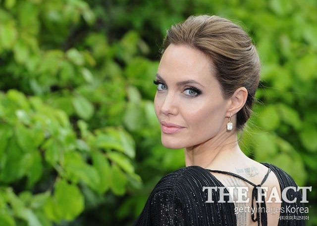 할리우드 배우 브래드 피트와 이혼 소송을 하고 있는 안젤리나 졸리. 할리우드 배우 안젤리나 졸리는 브래드 피트와 이혼 소송 가운데 여섯 자녀의 양육권을 꾸준히 요구한 끝에 임시 양육권을 가졌다. /런던(영국)=게티이미지