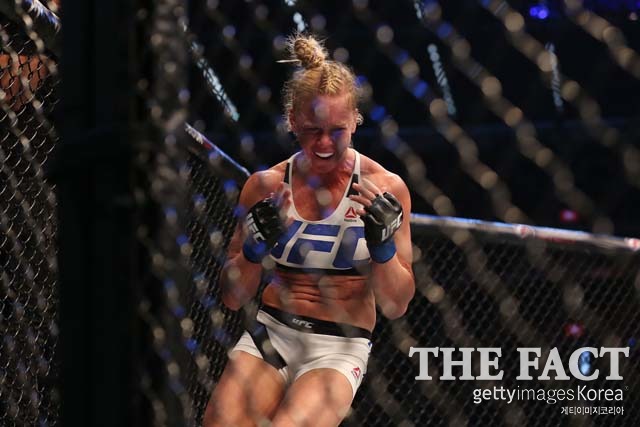 홀리 홈, UFC 여자 페더급 챔프 도전. 홀리 홈이 UFC 208에서 저메인 데란다미에와 UFC 여자 페더급 타이틀전을 치른다. UFC 193에서 론다 로우지를 꺾고 기뻐하는 홀리 홈. /게티이미지