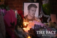  조지 마이클 사망, 영국 자택은 슬픔에 빠진 팬들 조문 행렬