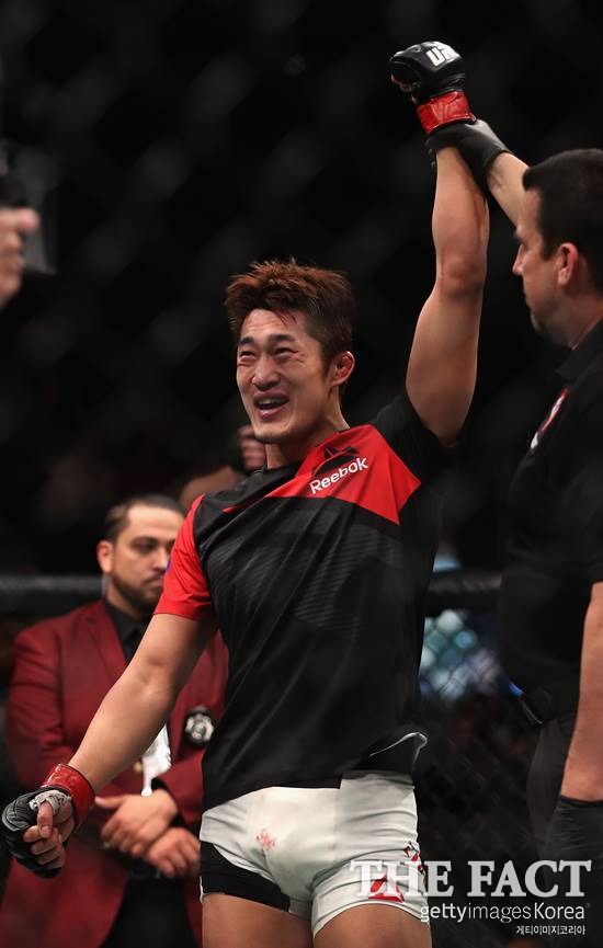 김동현, UFC 207 승전고. 김동현이 UFC 207에서 타렉 사피딘에 판정승을 거뒀다. UFC 207 승리를 확정지은 뒤 기뻐하는 김동현. /라스베이거스=게티이미지