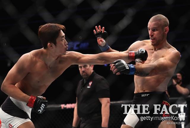 김동현, UFC 207 승전고. 스턴건 김동현(왼쪽)이 UFC 207에서 타렉 사피딘을 꺾었다. 사피딘에게 펀치를 날리는 김동현. /라스베이거스=게티이미지