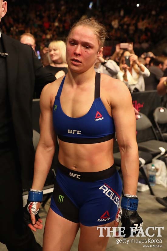 론다 로우지, 충격의 48초 KO패! 론다 로우지가 UFC 207에서 아만다 누네스에게 48초 만에 KO패 했다. 아만다 누네스에게 진 뒤 허무한 표정을 짓고 있는 론다 로우지. /라스베이거스=게티이미지