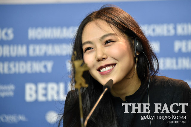 환한 미소 되찾은 김민희. 배우 김민희가 독일 베를린에서 열린 국제영화제에 참석해 취재진의 질문에 답하며 환하게 웃고 있다. /베를린(독일)=게티이미지