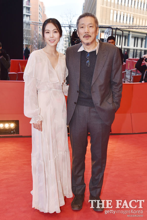 불륜설 8개월만의 동반 공식석상. 홍상수 감독(오른쪽)과 배우 김민희가 지난해 6월 불륜설에 휩싸인 후 8개월만에 동반으로 공식석상에 섰다. /베를린(독일)=게티이미지