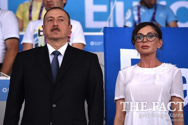 카스피해 산유국 아제르바이잔의 일함 알리예프(왼쪽) 대통령이 개헌 끝에 아내 메흐리반 알리예프를 신임 수석부통령에 임명해 논란이 되고 있다. /게티이미지 제공