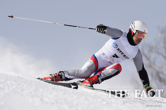 알파인스키 정동현이 대한민국 15번째 금메달 안겨 알파인 간판스타 정동현이 2017 삿포로 동계아시안게임 남자 회전에서 금메달을 획득했다./게티이미지