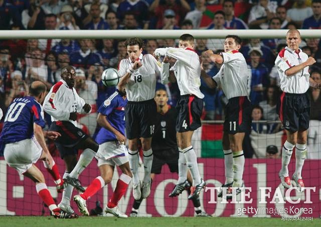 프랑스 2-1 잉글랜드. 3분의 기적의 시작을 알린 지단(제일 왼쪽)의 환상적인 프리킥 골 장면. /게티이미지