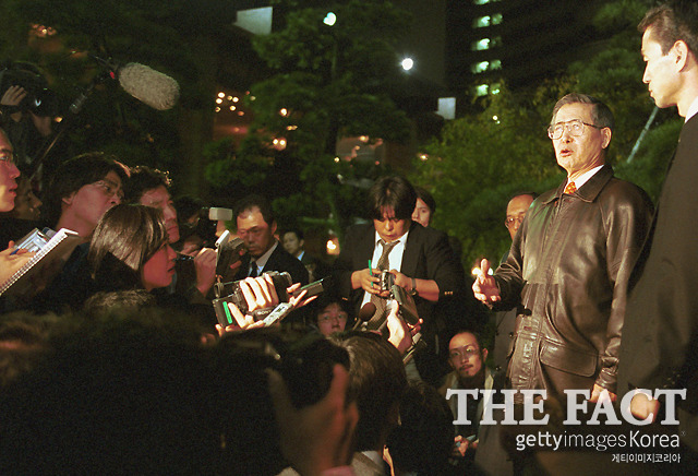 2000년 11월  21일 (현지시각) 일본 도쿄에서 사임 의사를 밝힌 후 첫 공식석상에 나온 알베르토 후지모리 전 페루 대통령 /게티이미지