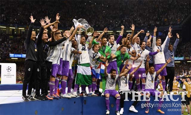 레알 마드리드, 유벤투스 꺾고 챔피언스리그 우승! 레알 마드리드-유벤투스의 모순 대결에서 레알 마드리드의 창이 유벤투스의 방패를 뚫었다. 레알 마드리드-유벤투스 경기에서 승리한 뒤 기쁨을 만끽하는 레알 마드리드 선수들. /카디프(웨일스)=게티이미지