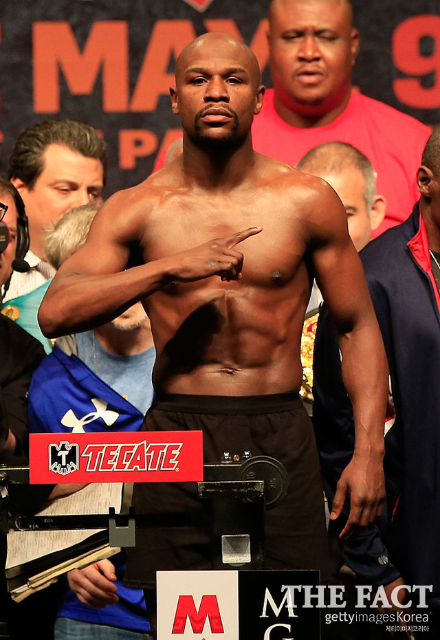 49전 전승 무패 복서 메이웨더가 8월 종합격투기 선수 맥그리거와 자존심을 건 승부를 가진다. /게티이미지 제공
