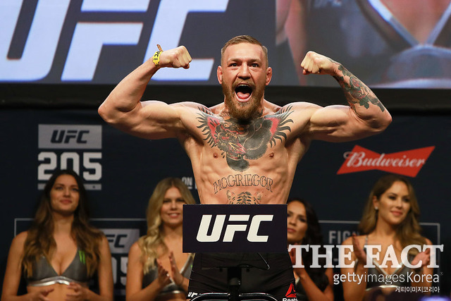 UFC 최초로 두 체급을 석권한 맥그리거(사진)가 무패 복서 메이웨더를 상대로 복싱으로 또다른 도전에 나선다. /게티이미지 제공