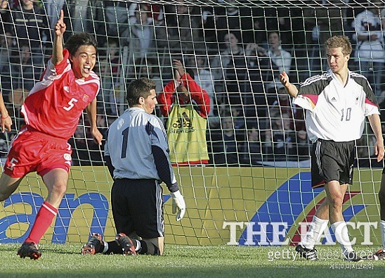 중국의 펑샤오팅이 지난 2005년 독일에서 열린 20세 이하 국제대회 독일과 경기에서 골을 넣은 뒤 환호하고 있다. / 게티이미지코리아 제공