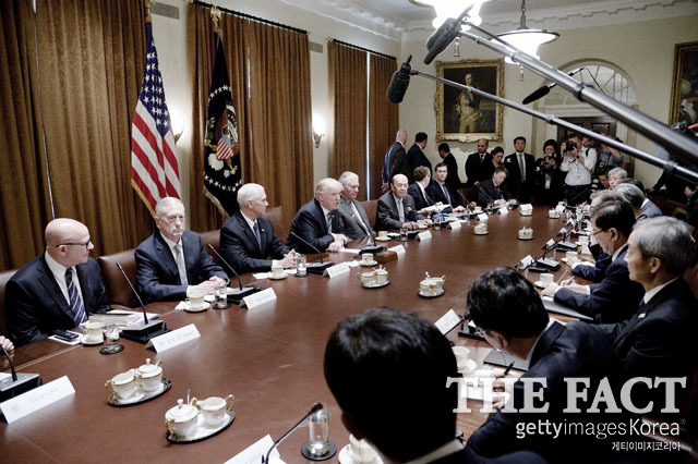 30일 백악관에서 문재인 대통령과 만난 도널드 트럼프 대통령이 만나 회의를 하고 있다.