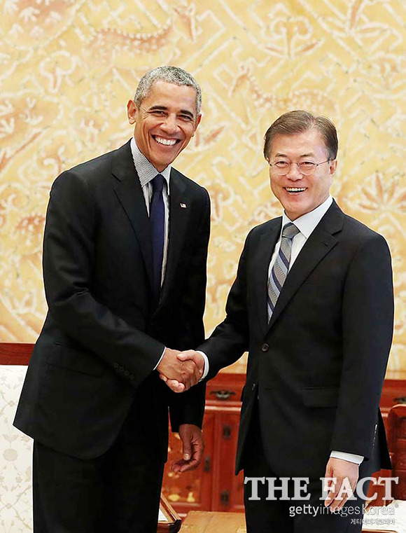밝게 웃는 문재인 대통령(오른쪽)과 버락 오바마 전 미국 대통령