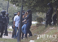  김정남 암살범 방탄조끼 입고 말레이시아 법원 출석 