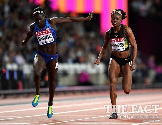토리 보위(미국)가 7일(한국시간) 영국 런던에서 열린 세계육상선수권대회 여자 100m 결승에서 1위로 결승선을 통과하고 있다. / 게티이미지코리아 제공