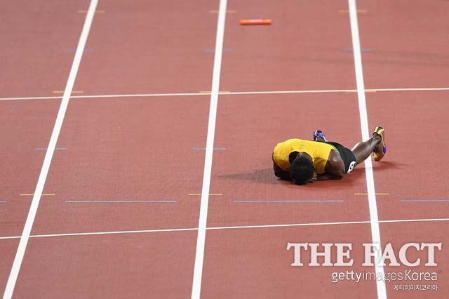 우사인 볼트, 400m 계주 노 메달 우사인 볼트가 400m 계주에서 자메이카의 마지막 주자로 나섰으나 부상으로 넘어지며 레이스를 마치지 못했다. /런던=게티이미지