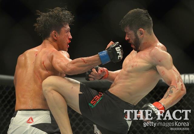 김동현 vs 고미, UFC 파이트 나이트 117 맞대결. 김동현(왼쪽)이 일본의 종합격투기 스타 고미와 UFC 파이트 나이트 117에서 격돌한다. 지난해 6월 UFC 199에서 폴로 레예스와 경기를 펼치는 김동현. /잉글우드(미국)=게티이미지